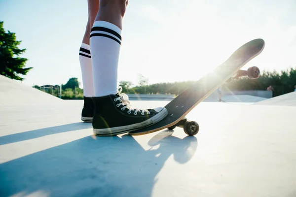 Hermosa Chica Skater Momentos Estilo Vida Skatepark —  Fotos de Stock