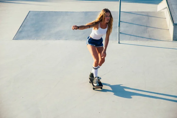 Bellissimi Momenti Stile Vita Skater Girl Uno Skatepark — Foto Stock