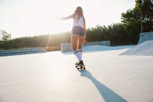 Skater Piękna Dziewczyna Styl Życia Chwile Skatepark — Zdjęcie stockowe