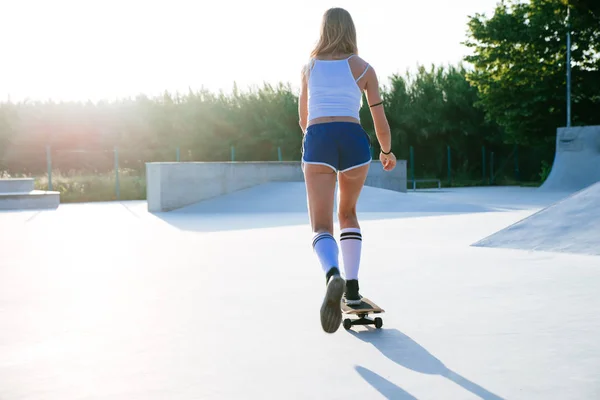 Hermosa Chica Skater Momentos Estilo Vida Skatepark —  Fotos de Stock