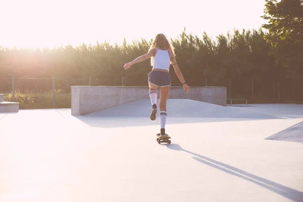 Güzel Patenci Kız Yaşam Tarzı Bir Skatepark Anlarda — Stok fotoğraf