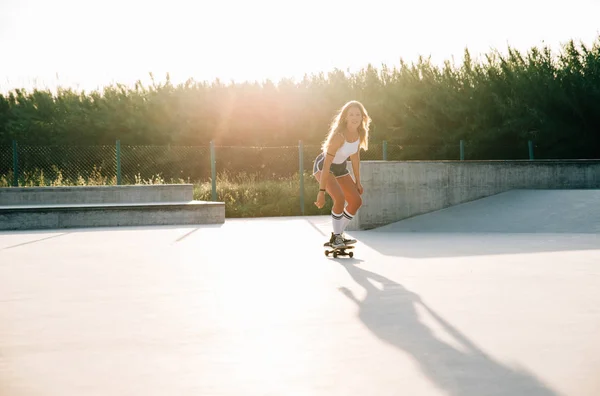 Mooie Skater Meisje Levensstijl Momenten Een Skatepark — Stockfoto