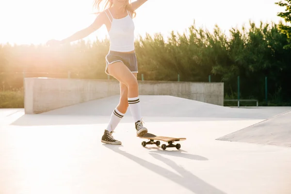 Bellissimi Momenti Stile Vita Skater Girl Uno Skatepark — Foto Stock