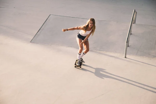 Gyönyörű Korcsolyázó Lány Életmód Pillanatok Ban Egy Skatepark — Stock Fotó