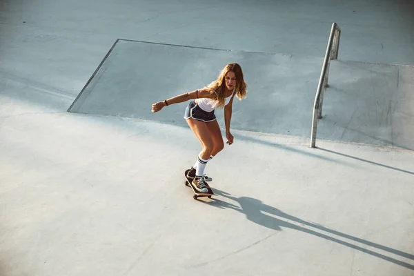 Hermosa Chica Skater Momentos Estilo Vida Skatepark —  Fotos de Stock