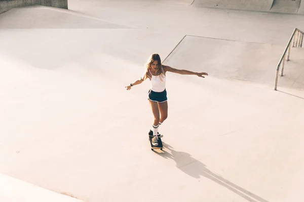 Güzel Patenci Kız Yaşam Tarzı Bir Skatepark Anlarda — Stok fotoğraf