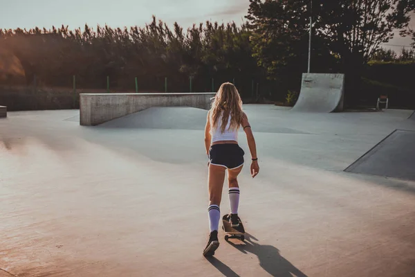美丽的滑板女孩的生活方式在 Skatepark 的时刻 — 图库照片
