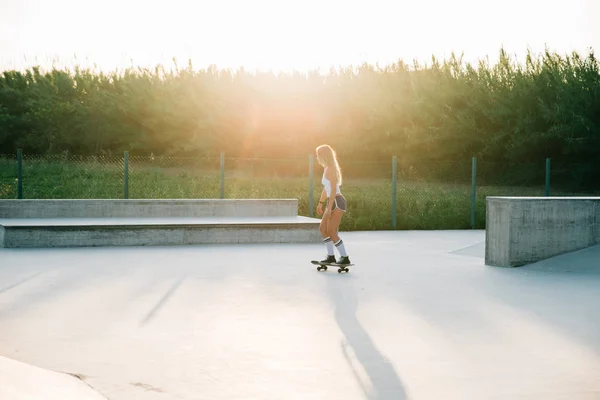 Skater Piękna Dziewczyna Styl Życia Chwile Skatepark — Zdjęcie stockowe