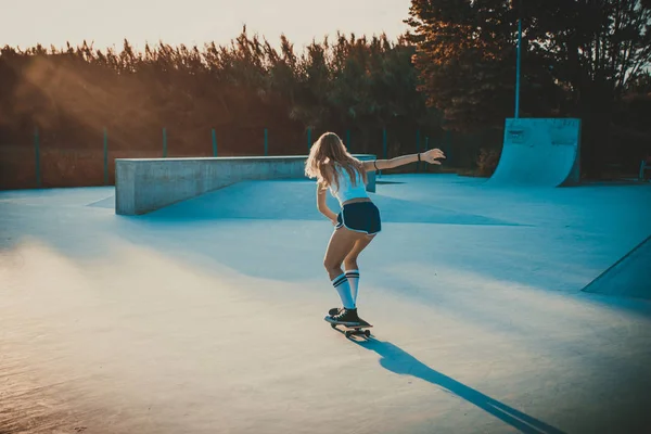 Skater Piękna Dziewczyna Styl Życia Chwile Skatepark — Zdjęcie stockowe