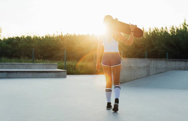 スケートパークで美しいスケーターの女の子ライフ スタイル瞬間 — ストック写真