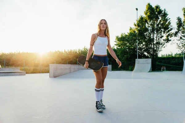 Gyönyörű Korcsolyázó Lány Életmód Pillanatok Ban Egy Skatepark — Stock Fotó