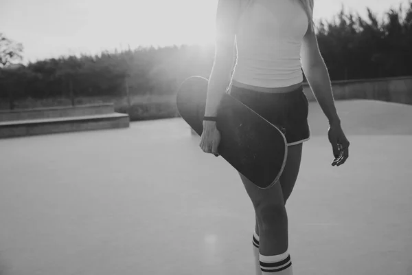 美丽的滑板女孩的生活方式在 Skatepark 的时刻 — 图库照片