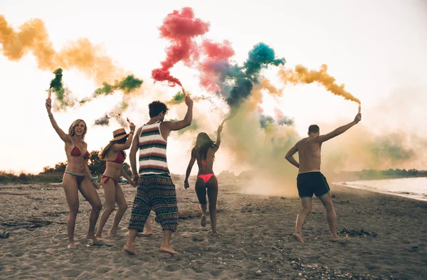Grupo Amigos Haciendo Fiesta Playa Atardecer — Foto de Stock