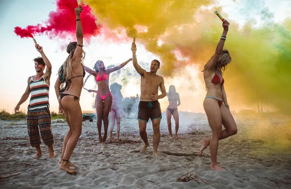 日没時にビーチでパーティーを作る友人のグループ — ストック写真