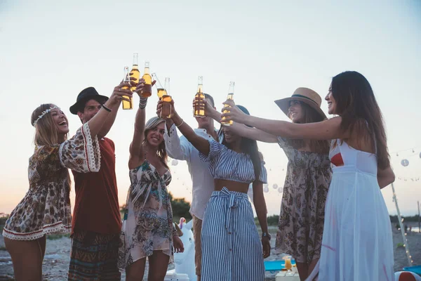 Ομάδα Φίλων Που Κάνουν Πάρτι Στην Παραλία Κατά Ηλιοβασίλεμα — Φωτογραφία Αρχείου