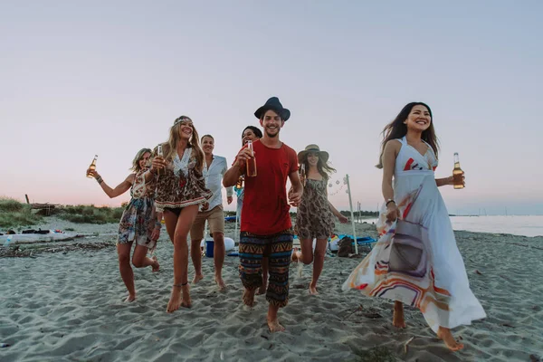 Grupo Amigos Haciendo Fiesta Playa Atardecer — Foto de Stock