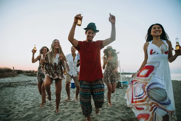 Group Friends Making Party Beach Sunset Time — Stock Photo, Image