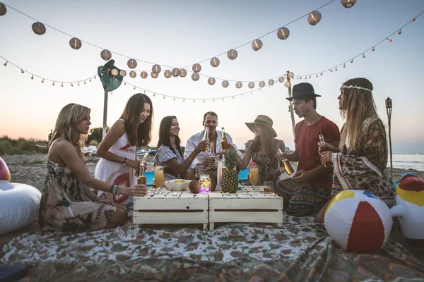 Grupp Vänner Att Göra Party Stranden Solnedgång — Stockfoto