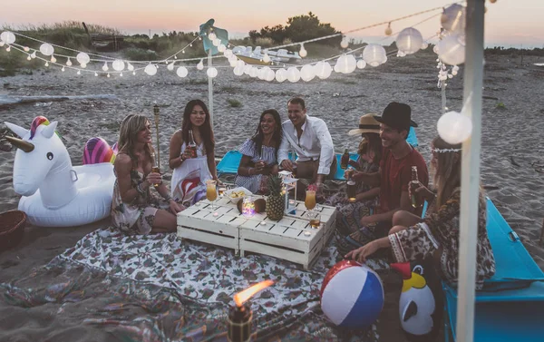 Group Friends Making Party Beach Sunset Time — Stock Photo, Image
