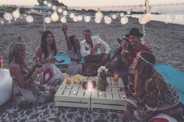 시간에 해변에서 파티를 친구의 — 스톡 사진
