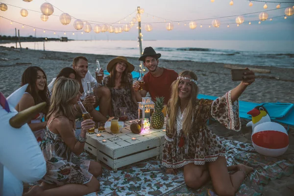 Groep Vrienden Maken Van Partij Het Strand Bij Zonsondergang — Stockfoto