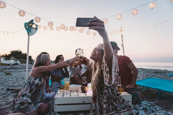 Ομάδα Φίλων Που Κάνουν Πάρτι Στην Παραλία Κατά Ηλιοβασίλεμα — Φωτογραφία Αρχείου