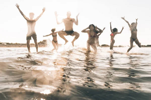 Amigos Divirtiéndose Mar — Foto de Stock