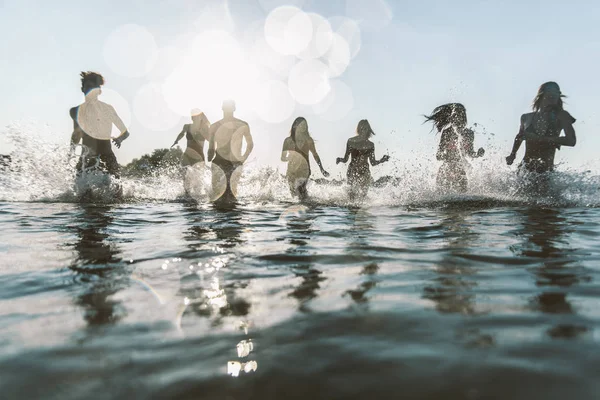 Amigos Divirtiéndose Mar — Foto de Stock