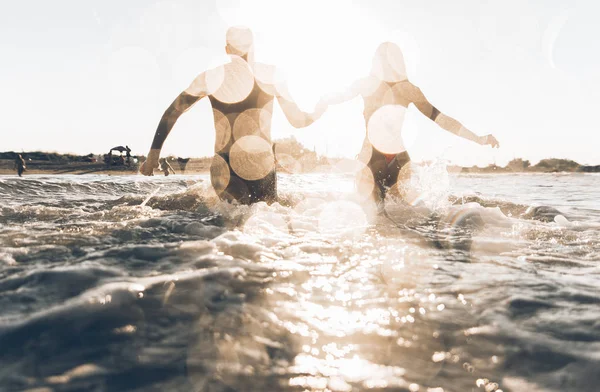 Venner Har Det Sjovt Havet - Stock-foto