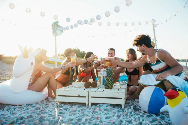 Grupo Amigos Fazendo Festa Praia Pôr Sol — Fotografia de Stock