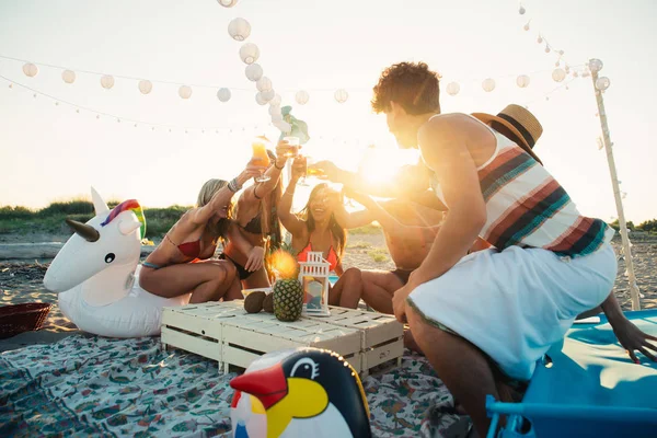 小组朋友在海滩在日落时间做党 — 图库照片