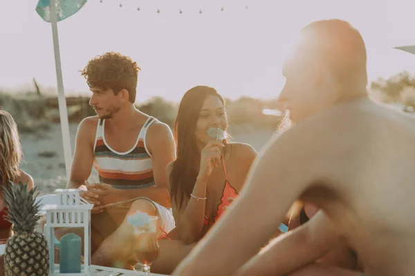 Grupo Amigos Fazendo Festa Praia Pôr Sol — Fotografia de Stock