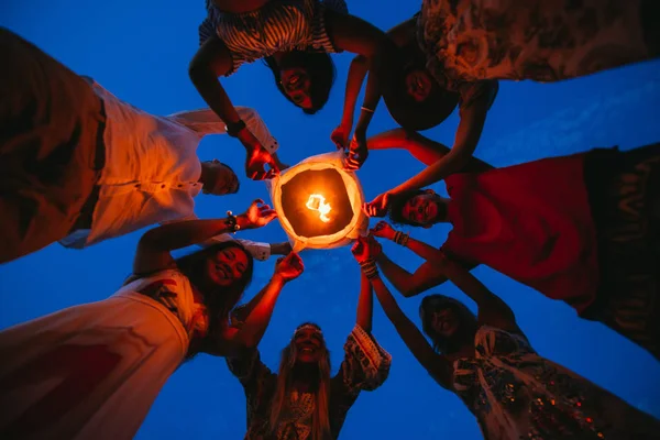 Grupo Amigos Haciendo Fiesta Playa Atardecer —  Fotos de Stock