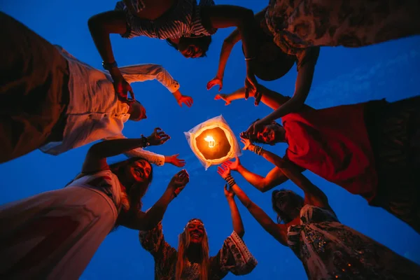 Groupe Amis Faisant Fête Sur Plage Coucher Soleil — Photo