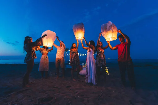 Grupo Amigos Haciendo Fiesta Playa Atardecer —  Fotos de Stock