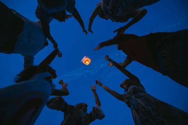 Grupo Amigos Fazendo Festa Praia Pôr Sol — Fotografia de Stock