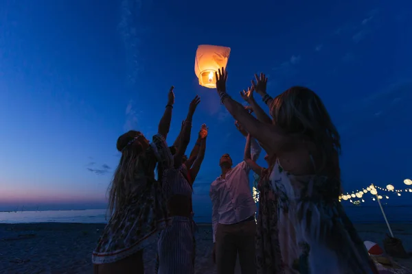 Група Друзів Які Влаштовують Вечірку Пляжі Під Час Заходу Сонця — стокове фото