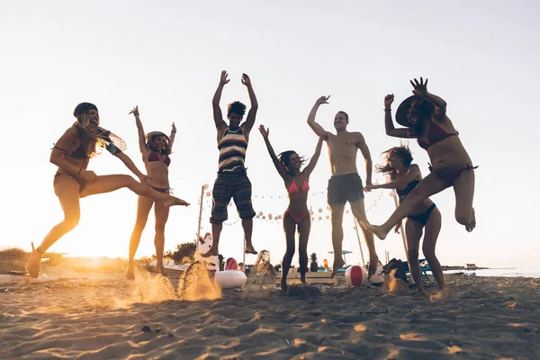 Grupo Amigos Haciendo Fiesta Playa Atardecer — Foto de Stock