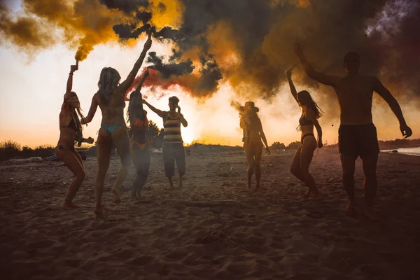 Grupo Amigos Haciendo Fiesta Playa Atardecer — Foto de Stock