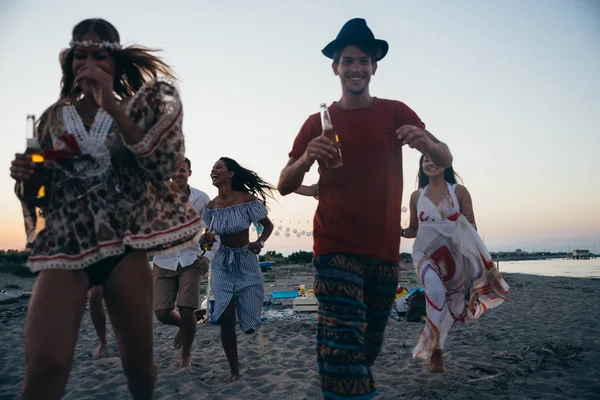 Grupo Amigos Fazendo Festa Praia Pôr Sol — Fotografia de Stock