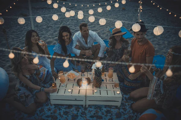 Група Друзів Які Влаштовують Вечірку Пляжі Під Час Заходу Сонця — стокове фото