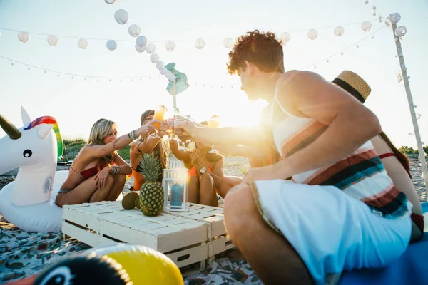 Group Friends Making Party Beach Sunset Time — Stock Photo, Image