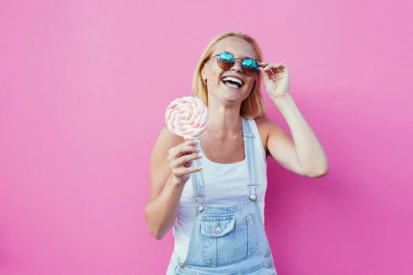 Mooi Meisje Levensstijl Momenten Een Gekleurde Achtergrond — Stockfoto