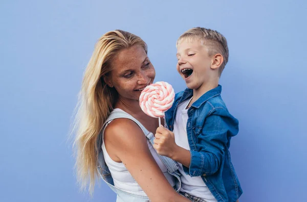 Hermosa Madre Hijo Fondos Color —  Fotos de Stock