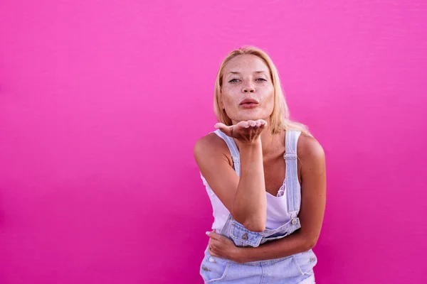 Mooi Meisje Levensstijl Momenten Een Gekleurde Achtergrond — Stockfoto