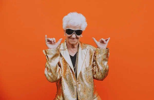 Büyükanne Portre Renkli Arka Plan Üzerinde — Stok fotoğraf