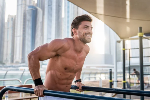 Jovem Atlético Homem Formação Livre Jovem Adulto Fazendo Treino Fitness — Fotografia de Stock