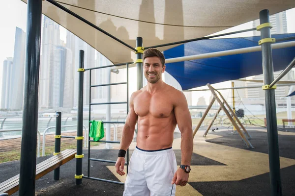 Jovem Atlético Homem Formação Livre Jovem Adulto Fazendo Treino Fitness — Fotografia de Stock