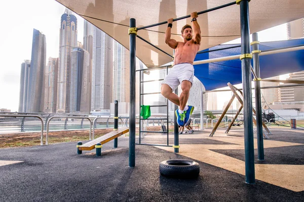 Junger Athletischer Mann Trainiert Freien Junger Erwachsener Beim Fitnesstraining — Stockfoto