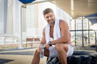 Genç atletik eğitim açık havada - Genç Yetişkin bir fitness egzersiz yapıyor adam